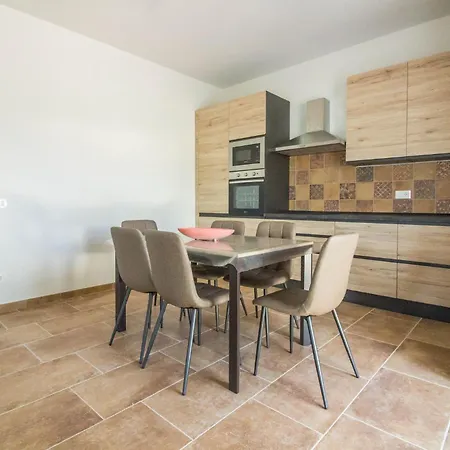 Guesthost - Lovely And Comfy By The Vineyard *